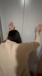 电梯口操着不过瘾，又进到电梯里继续。